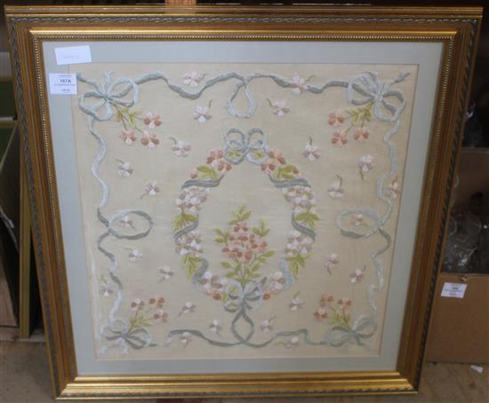 Silk embroidered panel(-)
